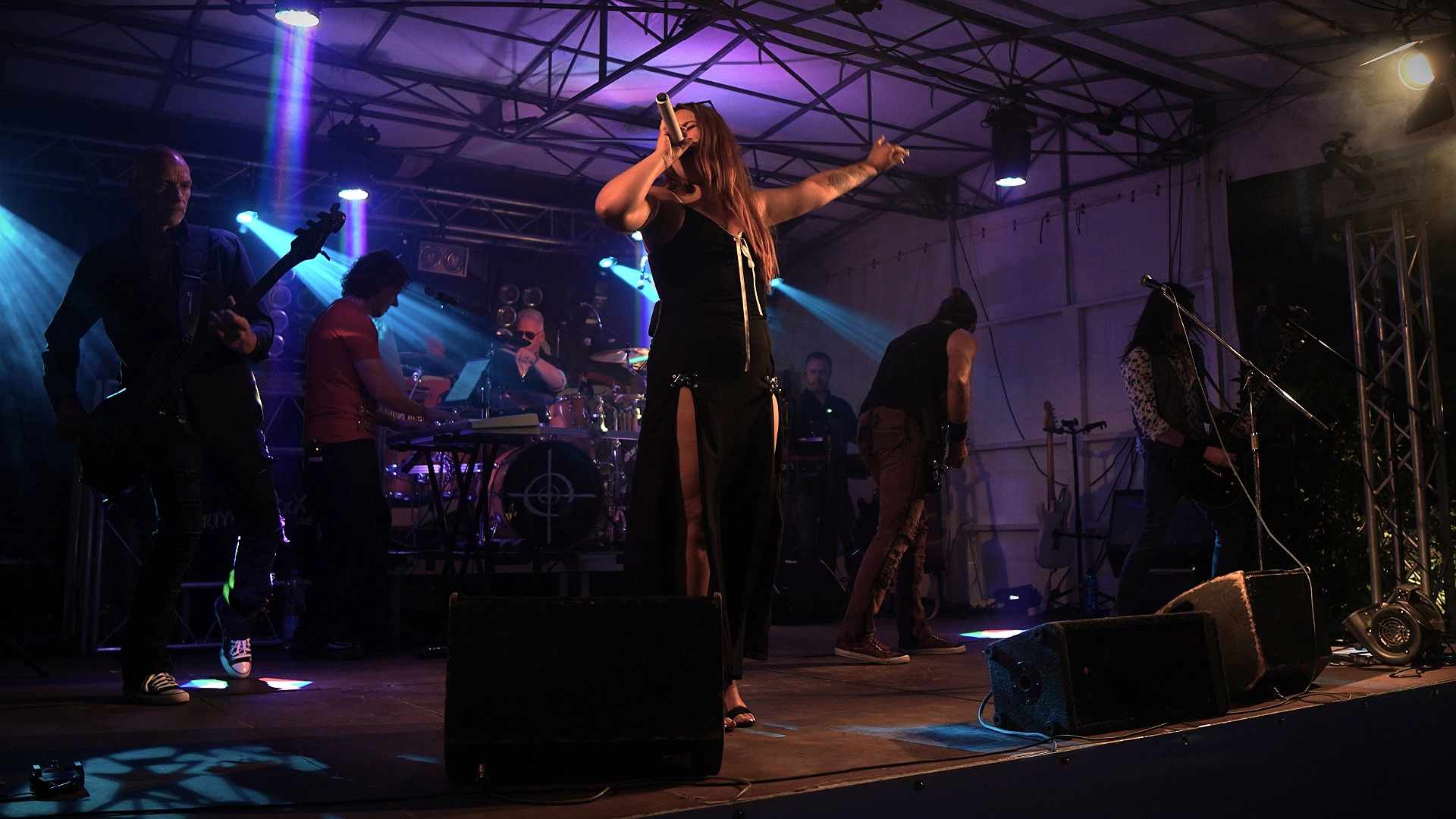 Roof Garden live auf der Bühne mit Sängerin Emy
