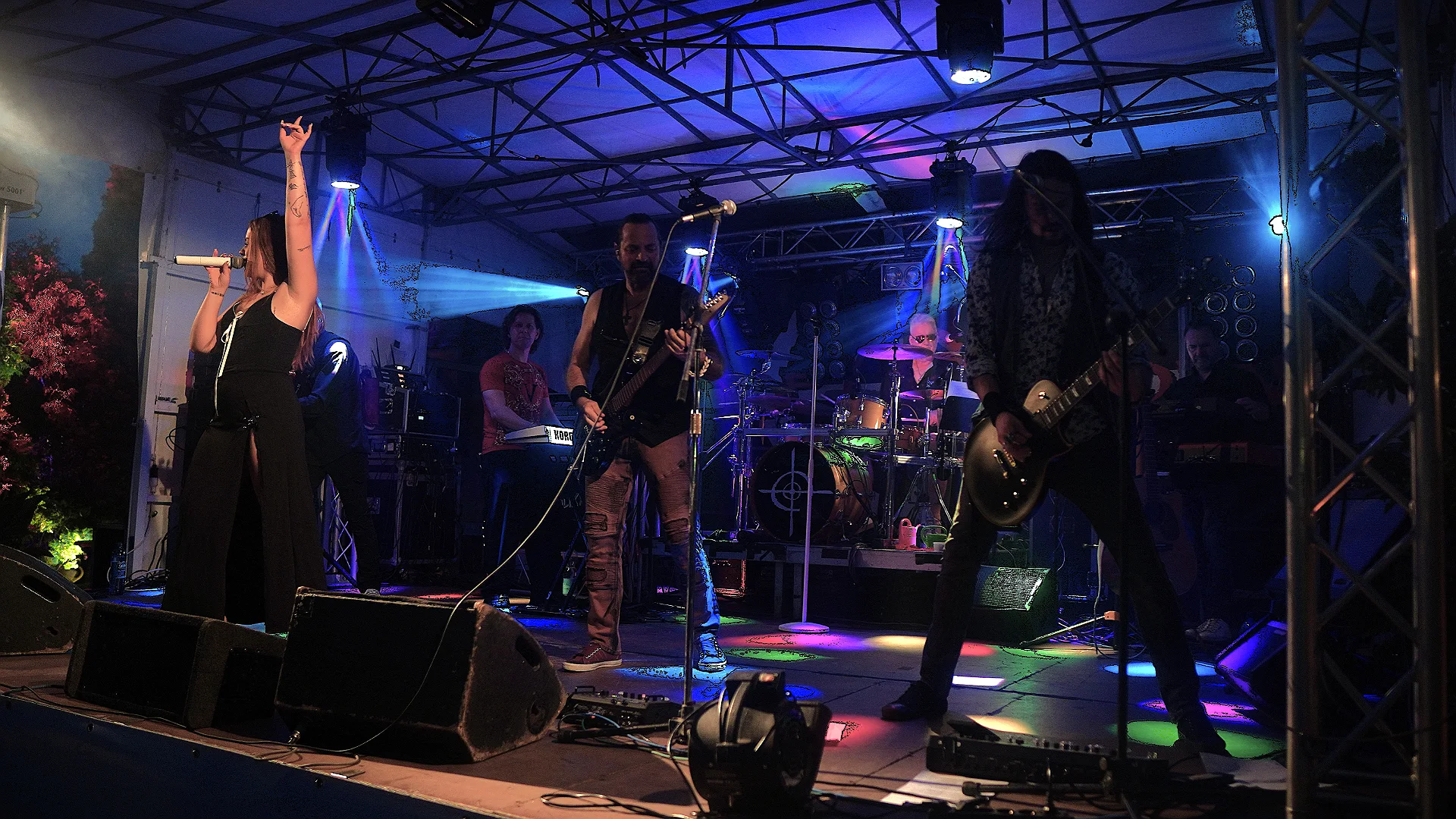 Roof Garden Band komplett live unter blauem Bühnenlicht